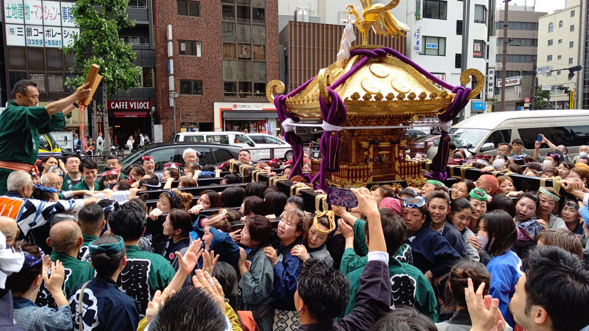 新宿四谷外苑店／4年ぶり四谷の例大祭。生まれ育った四谷三丁目の子供神輿（みこし）と大人神輿（みこし）の誘導。須賀神社本社神輿（ほんじゃみこし ）の誘導に行ってきました！年に一度のおたのしみ！｜ハウスクリーニングのことならおそうじ革命